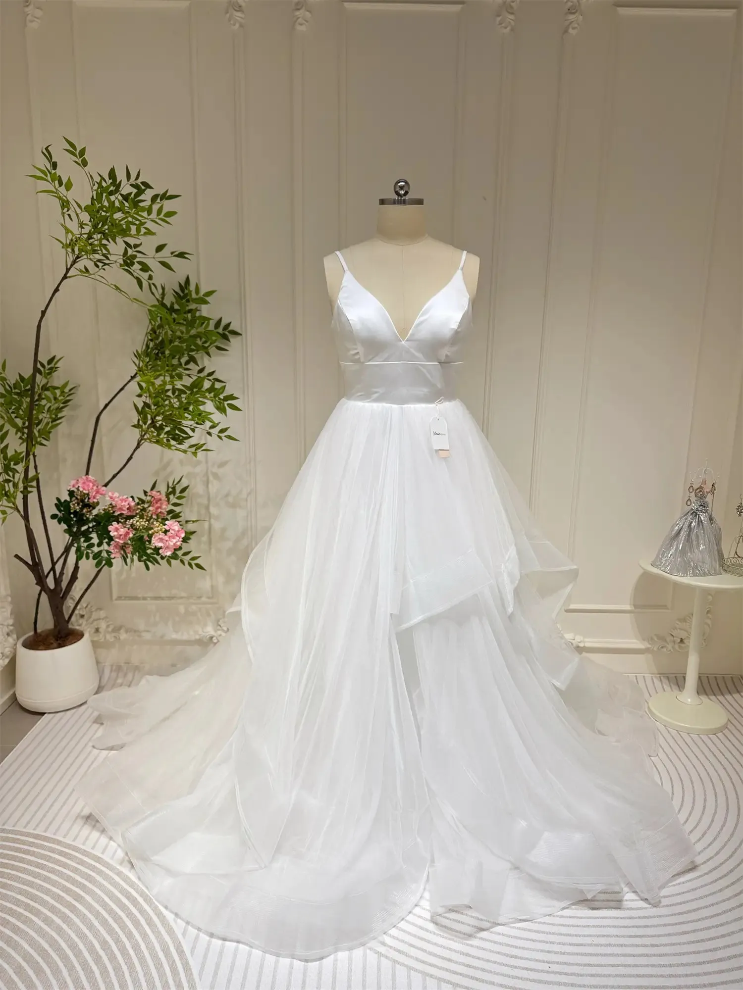 Spaghetti Strap Layered Tulle Wedding Dresses V-neck Tiered Bridal Gown VW1568B
