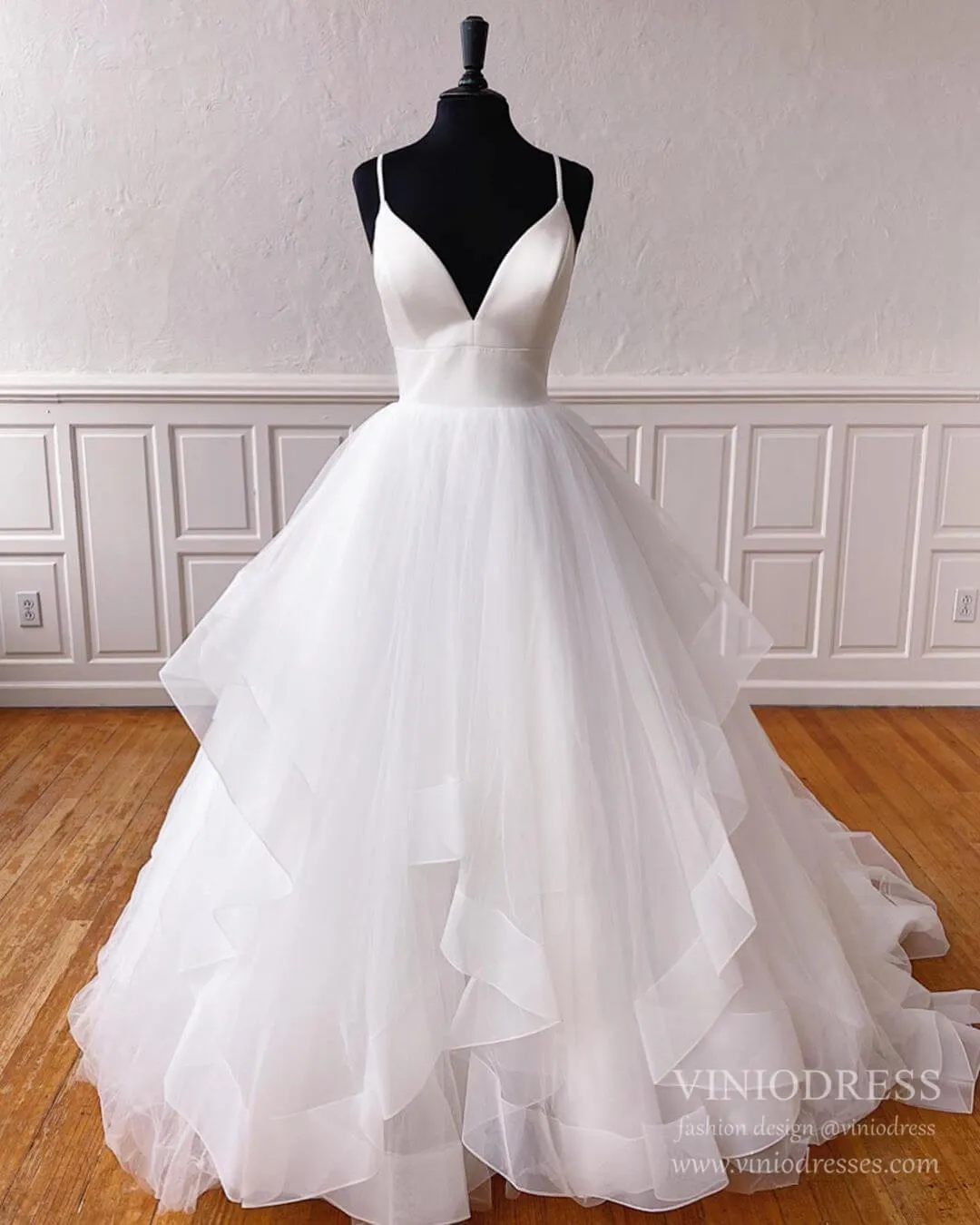Spaghetti Strap Layered Tulle Wedding Dresses V-neck Tiered Bridal Gown VW1568B