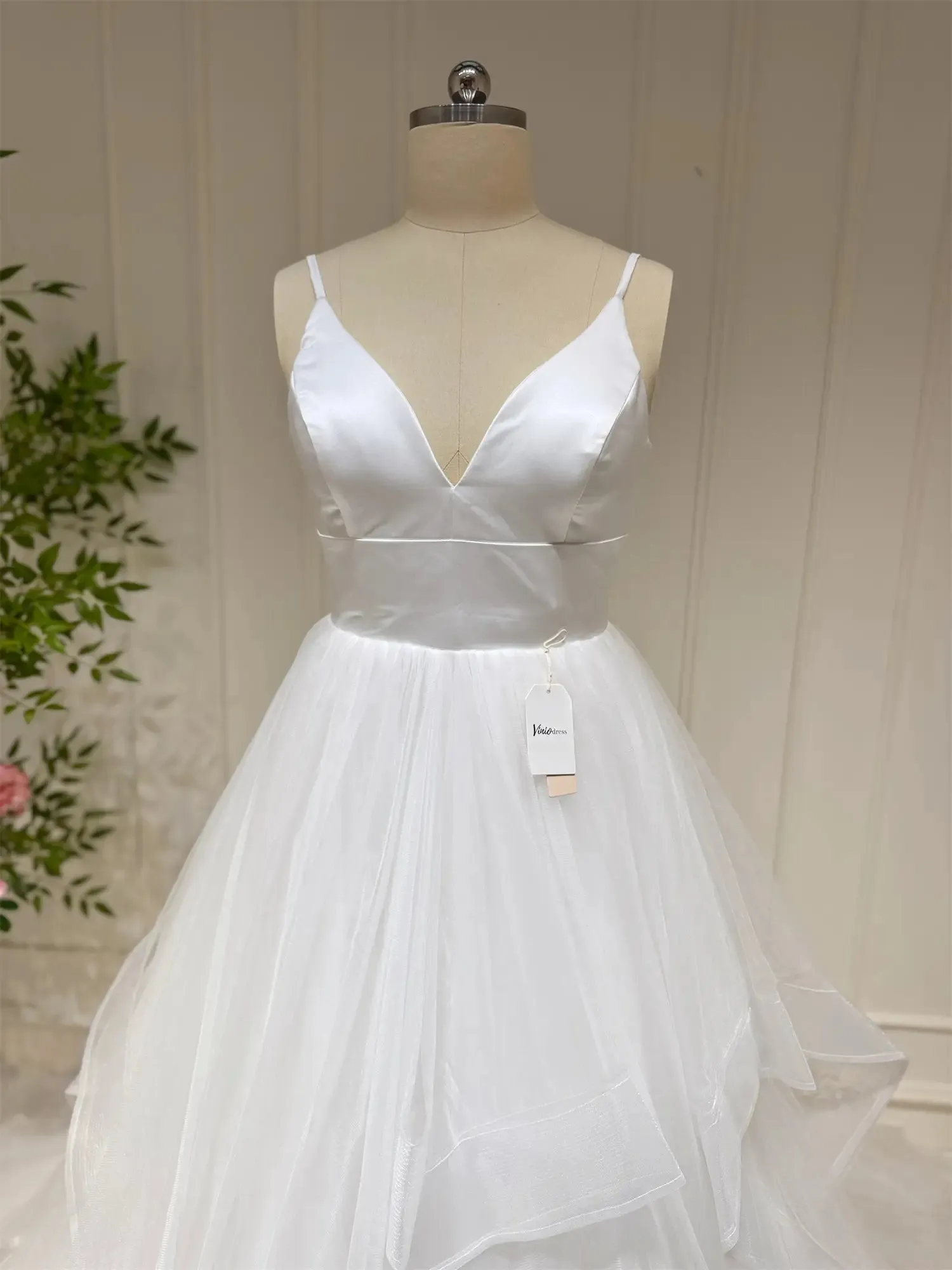 Spaghetti Strap Layered Tulle Wedding Dresses V-neck Tiered Bridal Gown VW1568B